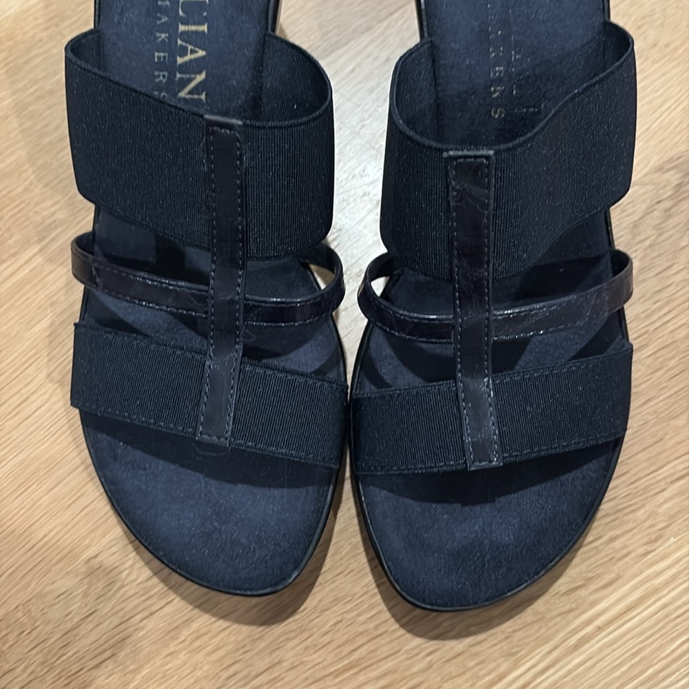 Italian Shoemakers Elegant Black Slides - Picture 2 of 5